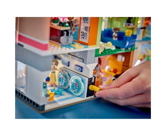 Конструктор LEGO Friends Хартлейк-Сити. Квартиры и магазины (42670), изображение 10 Конструктор LEGO Friends Хартлейк-Сити. Квартиры и магазины (42670), изображение 10