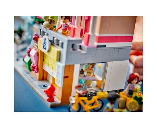 Конструктор LEGO Friends Хартлейк-Сити. Квартиры и магазины (42670), изображение 12 Конструктор LEGO Friends Хартлейк-Сити. Квартиры и магазины (42670), изображение 12