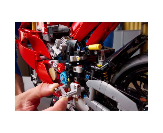 Конструктор LEGO Technic Мотоцикл Ducati Panigale V4 S (42202), изображение 10 Конструктор LEGO Technic Мотоцикл Ducati Panigale V4 S (42202), изображение 10