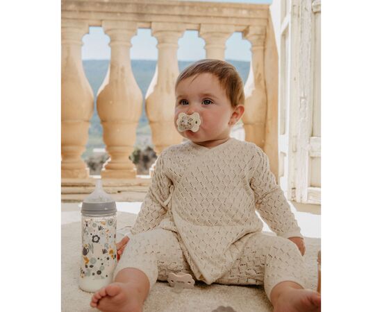 Пустышка Suavinex Wonderland в форме бабочки, 6-18 мес. бежевая с рисунком (308781), изображение 4 Пустышка Suavinex Wonderland в форме бабочки, 6-18 мес. бежевая с рисунком (308781), изображение 4