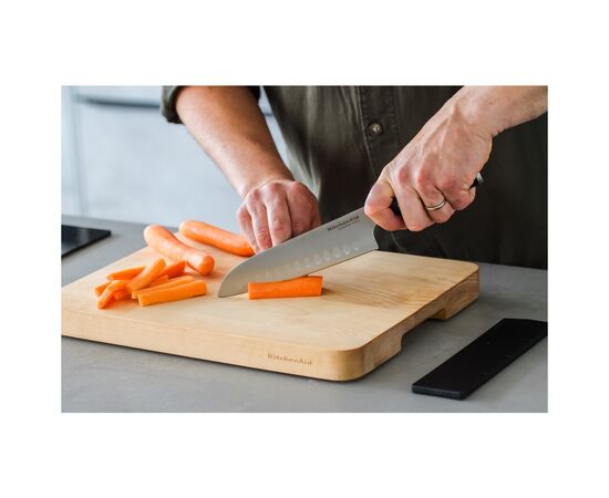Кухонный нож KitchenAid Coreline Сантоку з захисним чохлом для леза, 18 см (KOG7IKSSOHOBA), изображение 8 Кухонный нож KitchenAid Coreline Сантоку з захисним чохлом для леза, 18 см (KOG7IKSSOHOBA), изображение 8