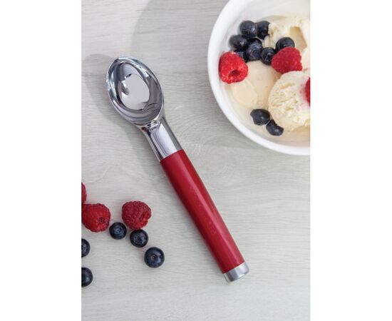 Ложка для мороженого KitchenAid Coreline, 21,6 см, червона (KAG117OHERE), изображение 4 Ложка для мороженого KitchenAid Coreline, 21,6 см, червона (KAG117OHERE), изображение 4