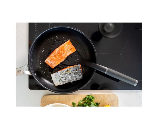 Лопатка кухонна KitchenAid Coreline з прорізами, 34,3 см, сірий (KAS002OHCGG), зображення 10 Лопатка кухонна KitchenAid Coreline з прорізами, 34,3 см, сірий (KAS002OHCGG), зображення 10