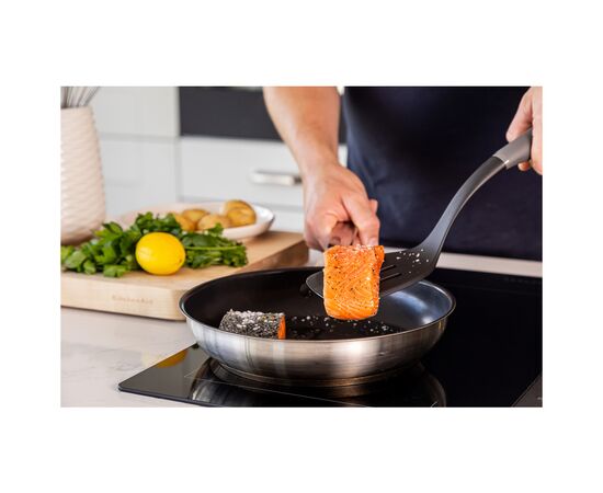 Лопатка кухонна KitchenAid Coreline з прорізами, 34,3 см, сірий (KAS002OHCGG), зображення 9 Лопатка кухонна KitchenAid Coreline з прорізами, 34,3 см, сірий (KAS002OHCGG), зображення 9