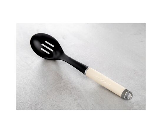 Ложка кухарська KitchenAid Coreline для сервіровки з прорізами, 35,3 см, кремова (KAG004OHACE), зображення 5 Ложка кухарська KitchenAid Coreline для сервіровки з прорізами, 35,3 см, кремова (KAG004OHACE), зображення 5