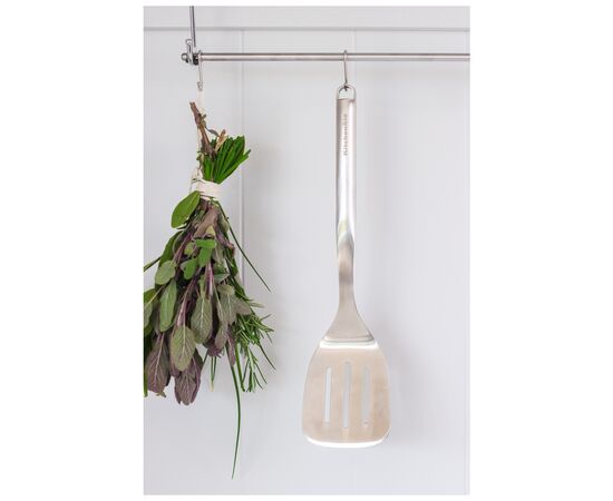 Лопатка кухонна KitchenAid Premium з прорізами, 34,6 см (KMG002OHSS), зображення 3 Лопатка кухонна KitchenAid Premium з прорізами, 34,6 см (KMG002OHSS), зображення 3