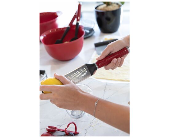 Терка KitchenAid Coreline для спецій, з чохлом, 31,7 см, червона (KAG321OHERE), изображение 7 Терка KitchenAid Coreline для спецій, з чохлом, 31,7 см, червона (KAG321OHERE), изображение 7