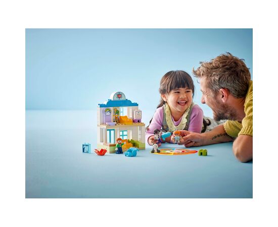 Конструктор LEGO DUPLO Town Впервые: визит к врачу (10449), изображение 7 Конструктор LEGO DUPLO Town Впервые: визит к врачу (10449), изображение 7