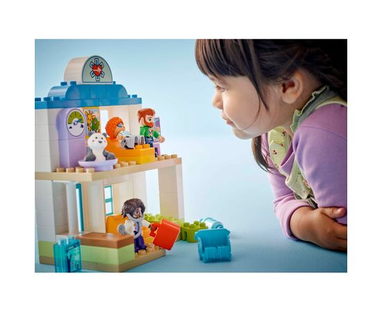 Конструктор LEGO DUPLO Town Впервые: визит к врачу (10449), изображение 8 Конструктор LEGO DUPLO Town Впервые: визит к врачу (10449), изображение 8