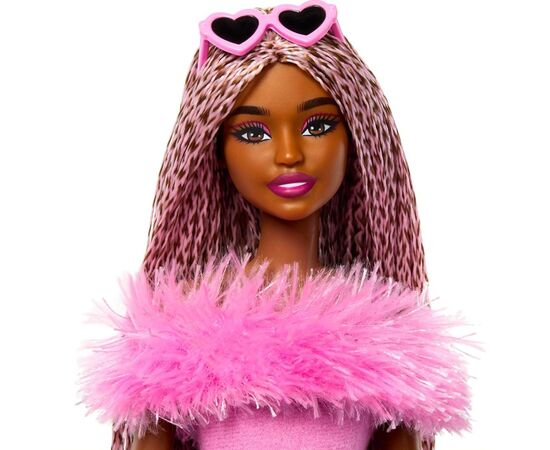 Кукла Barbie Barbiecore модница в костюме с перьями (HYV28), изображение 3 Кукла Barbie Barbiecore модница в костюме с перьями (HYV28), изображение 3