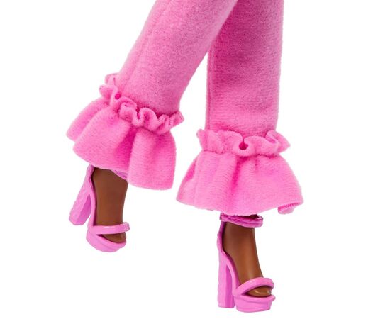 Кукла Barbie Barbiecore модница в костюме с перьями (HYV28), изображение 4 Кукла Barbie Barbiecore модница в костюме с перьями (HYV28), изображение 4