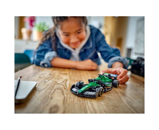 Конструктор LEGO Speed Champions Автомобиль для гонок Aston Martin Aramco F1® AMR24 (77245), изображение 9 Конструктор LEGO Speed Champions Автомобиль для гонок Aston Martin Aramco F1® AMR24 (77245), изображение 9
