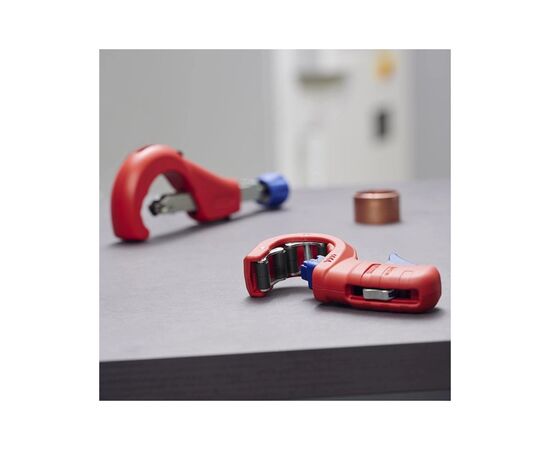 Труборез KNIPEX TubiX для стали, 6 – 35 мм (1/4"-1 3/8"), толщина стенок до 2 мм (90 31 03 BK), изображение 3 Труборез KNIPEX TubiX для стали, 6 – 35 мм (1/4"-1 3/8"), толщина стенок до 2 мм (90 31 03 BK), изображение 3