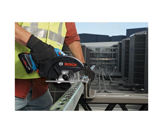 Дисковая пила Bosch GKM 18V-50, 18V, 2x5Ah, 136 мм, 4250 об/мин (0.601.6B8.002), изображение 4 Дисковая пила Bosch GKM 18V-50, 18V, 2x5Ah, 136 мм, 4250 об/мин (0.601.6B8.002), изображение 4