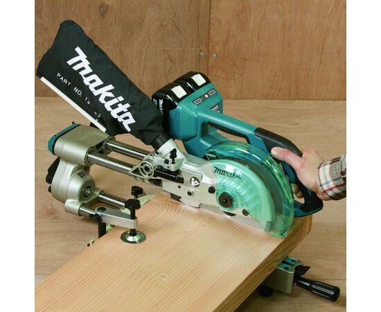 Торцовочная пила Makita с протяжкой 18В + 5Аг х 2шт, 190мм (DLS714RT2), изображение 2 Торцовочная пила Makita с протяжкой 18В + 5Аг х 2шт, 190мм (DLS714RT2), изображение 2