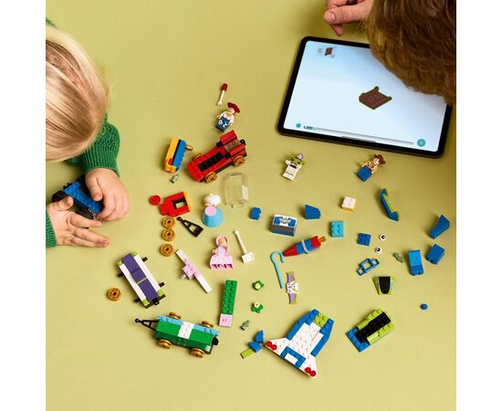 Конструктор LEGO Disney и Pixar Празднование из Истории игрушек: поезд и авто для гонок (43264), изображение 8 Конструктор LEGO Disney и Pixar Празднование из Истории игрушек: поезд и авто для гонок (43264), изображение 8