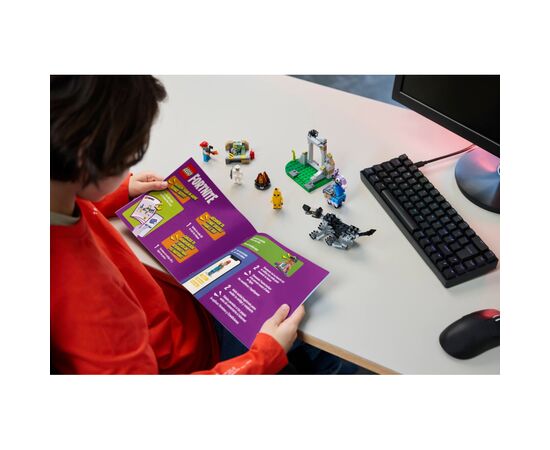 Конструктор LEGO Fortnite Лагерь Peely и Sparkplug в Fortnite (77075), изображение 8 Конструктор LEGO Fortnite Лагерь Peely и Sparkplug в Fortnite (77075), изображение 8