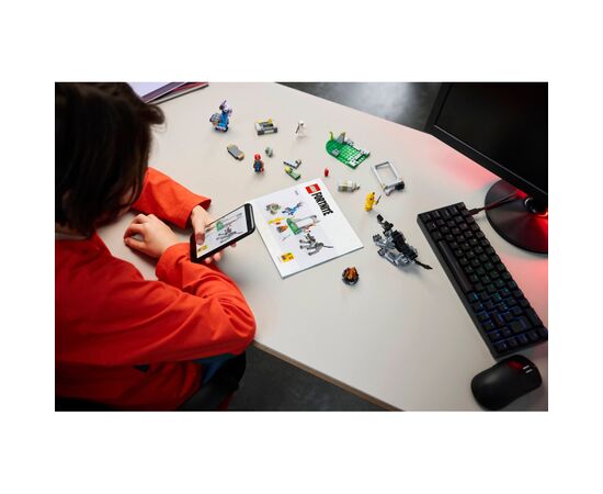 Конструктор LEGO Fortnite Лагерь Peely и Sparkplug в Fortnite (77075), изображение 9 Конструктор LEGO Fortnite Лагерь Peely и Sparkplug в Fortnite (77075), изображение 9