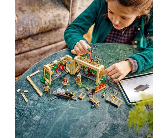 Конструктор LEGO Harry Potter Замок Хогвартс: урок гербології (76445), зображення 8 Конструктор LEGO Harry Potter Замок Хогвартс: урок гербології (76445), зображення 8
