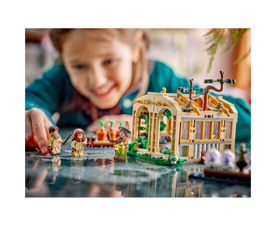 Конструктор LEGO Harry Potter Замок Хогвартс: урок гербології (76445), зображення 9 Конструктор LEGO Harry Potter Замок Хогвартс: урок гербології (76445), зображення 9