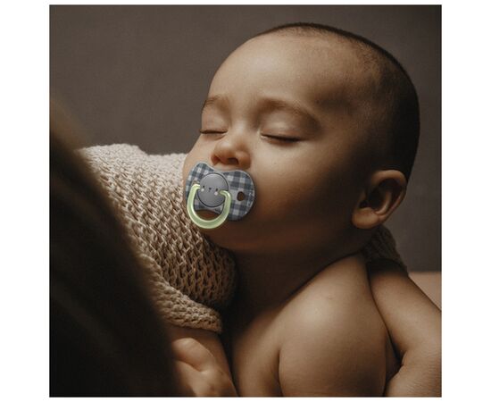Пустышка Suavinex фізіологочна, 2 шт. 0-6 місяців, нічна/ведмедик (308212), изображение 6 Пустышка Suavinex фізіологочна, 2 шт. 0-6 місяців, нічна/ведмедик (308212), изображение 6
