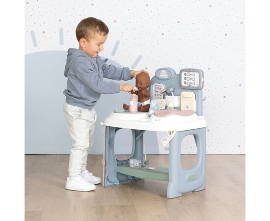 Игровой набор Smoby Игровой центр Уход за куклой, со звуковыми и световыми эффектами, с аксессуарами, 52 х 40,4 х 67 (240305), изображение 4 Игровой набор Smoby Игровой центр Уход за куклой, со звуковыми и световыми эффектами, с аксессуарами, 52 х 40,4 х 67 (240305), изображение 4