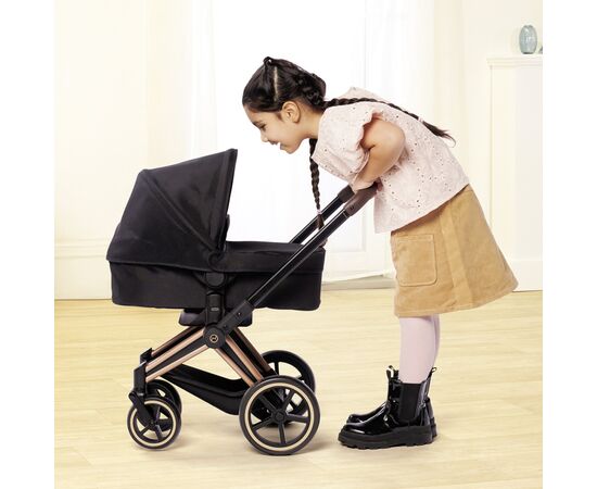 Коляска для кукол Corolle Corolle 3 в 1 Cybex Priam со съемной люлькой, корзиной (9000141870), изображение 9 Коляска для кукол Corolle Corolle 3 в 1 Cybex Priam со съемной люлькой, корзиной (9000141870), изображение 9
