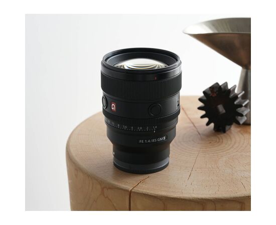 Объектив Sony 85mm f/1.4 GM II для NEX FF (SEL85F14GM2B.SYX), изображение 2 Объектив Sony 85mm f/1.4 GM II для NEX FF (SEL85F14GM2B.SYX), изображение 2