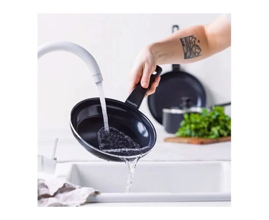 Сковорода GreenPan Essence Perforated Base, 20 см з керамічним покриттям (CC009038-001), зображення 7 Сковорода GreenPan Essence Perforated Base, 20 см з керамічним покриттям (CC009038-001), зображення 7