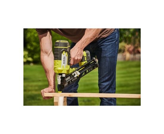 Гвоздезабиватель Ryobi ONE+ R15GN18-0 18V, гвозди 24-64мм, 3.1кг (без АКБ и ЗУ) (5133005297), изображение 2 Гвоздезабиватель Ryobi ONE+ R15GN18-0 18V, гвозди 24-64мм, 3.1кг (без АКБ и ЗУ) (5133005297), изображение 2