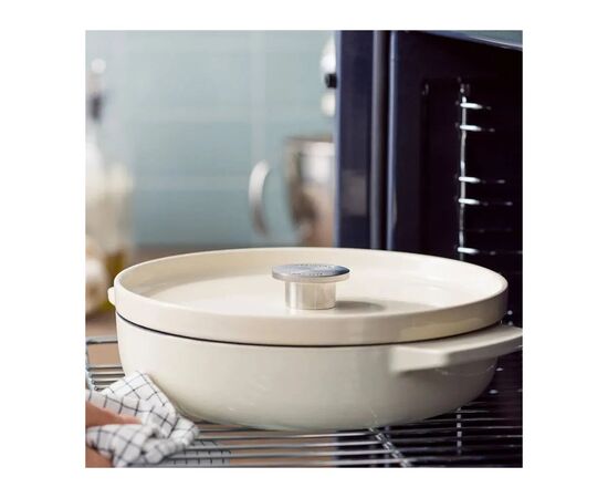 Сотейник KitchenAid Cast Iron чавунний з кришкою, 26 см, 2,77 л, мигдалевий крем (CC009010-001), изображение 4 Сотейник KitchenAid Cast Iron чавунний з кришкою, 26 см, 2,77 л, мигдалевий крем (CC009010-001), изображение 4
