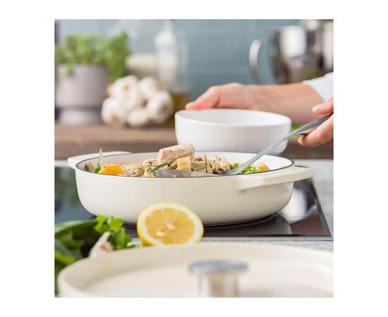 Сотейник KitchenAid Cast Iron чавунний з кришкою, 26 см, 2,77 л, мигдалевий крем (CC009010-001), изображение 5 Сотейник KitchenAid Cast Iron чавунний з кришкою, 26 см, 2,77 л, мигдалевий крем (CC009010-001), изображение 5