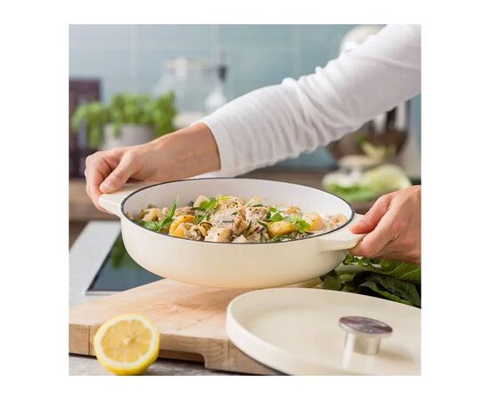 Сотейник KitchenAid Cast Iron чавунний з кришкою, 26 см, 2,77 л, мигдалевий крем (CC009010-001), изображение 6 Сотейник KitchenAid Cast Iron чавунний з кришкою, 26 см, 2,77 л, мигдалевий крем (CC009010-001), изображение 6