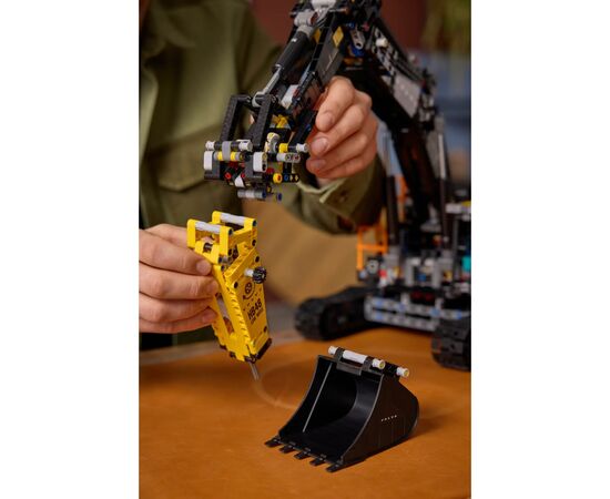 Конструктор LEGO Technic Экскаватор Volvo EC500 Hybrid (42215), изображение 8