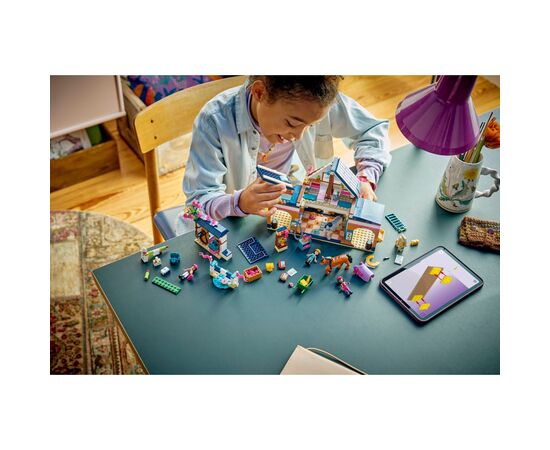 Конструктор LEGO Friends Конная конюшня и академия верховой езды (42688), изображение 11