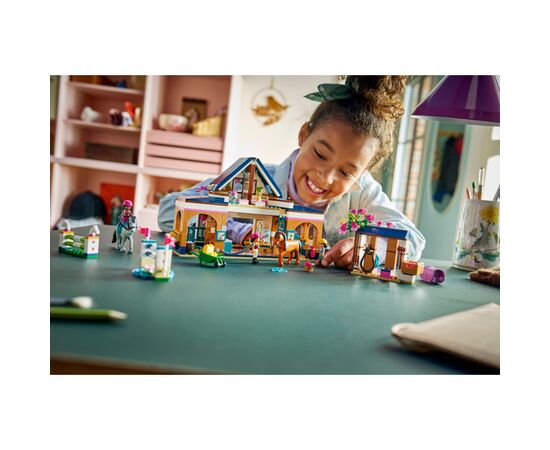 Конструктор LEGO Friends Конная конюшня и академия верховой езды (42688), изображение 12