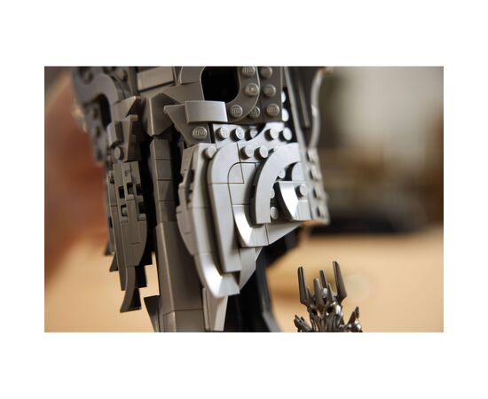 Конструктор LEGO Icons Обладатель колец: шлем Саурона (11373), изображение 10
