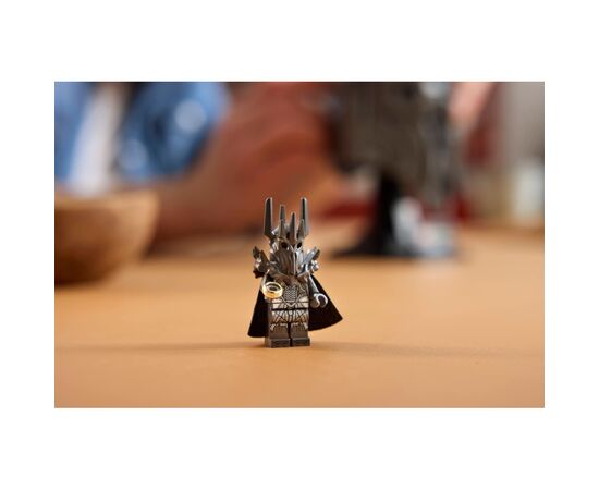Конструктор LEGO Icons Обладатель колец: шлем Саурона (11373), изображение 9