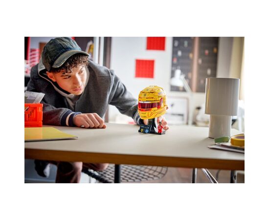Конструктор LEGO Editions Formula 1 Шлем Льюиса Гамильтона из команды Scuderia Ferrari HP (43022-), изображение 10